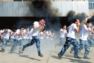 北京大学2700名正在军训学生参加消防疏散演习