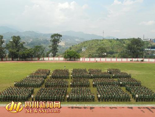 机电学院举行2011级新生军训消防演练(组图)_大成网_腾讯网