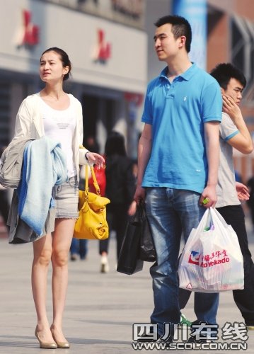 成都气温回升 春熙路上美女大秀清凉夏装(图)_