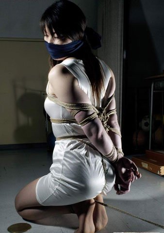 网曝荒淫地下影棚 交几百元女模随便虐(图)_大成