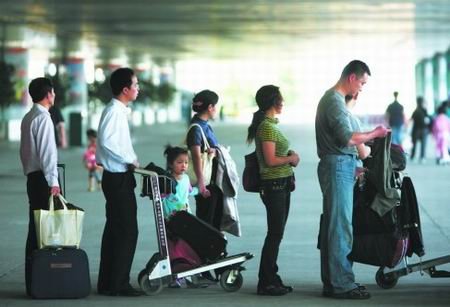 成都双流机场打车难 等出租比坐飞机还漫长