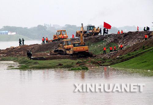 江西抚州唱凯堤已封堵110.5米(组图)