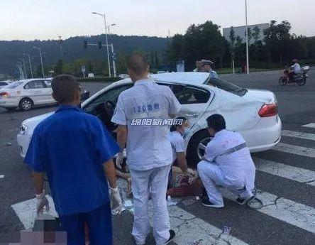 绵阳一教练车与私家车猛烈碰撞 一司机当场死