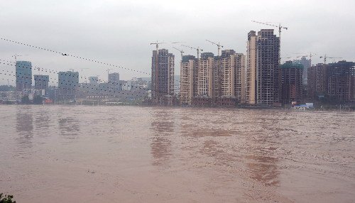 达州宣汉遭受特大洪灾 2万余人紧急转移_热点