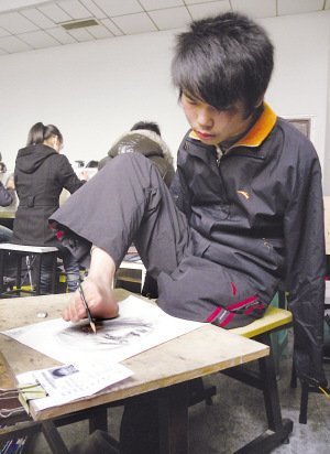 单腿艺术生被高校录取 苦学8年用脚练习画画