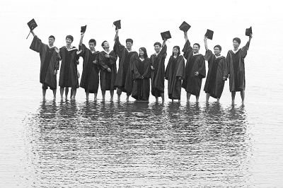 武汉连续降雨 学生水上拍摄创意毕业照(图)