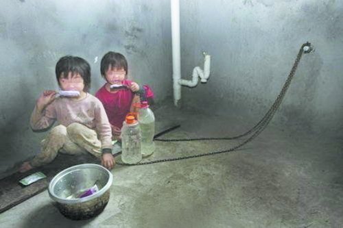 两幼女被锁屋内 疑遭父亲<em>虐待</em>_大成网_腾讯网