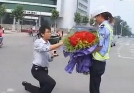 执勤女警当街被求婚网上蹿红 网友吁浪漫该分