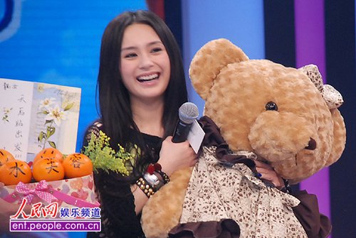 阿娇新片情节与痛苦经历相似 发布会上三度含