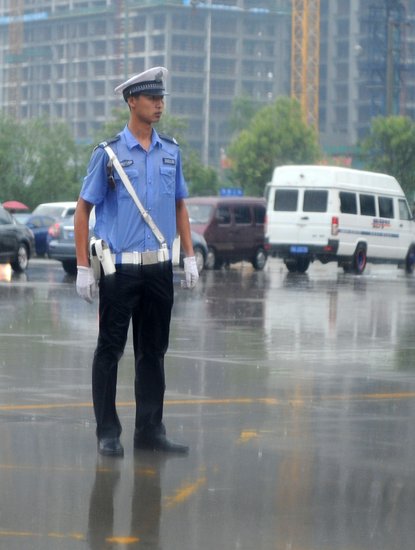 成都湿身交警走红+微成都帮数万网友寻人