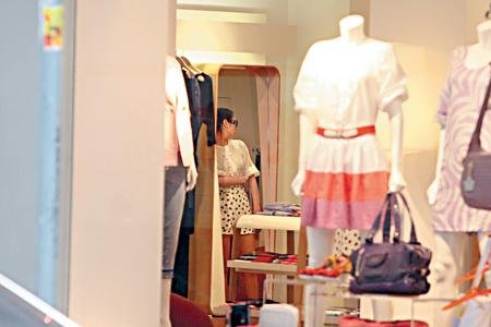 郭可盈担心挥霍坐吃山空 携母逛街只试不买【图】