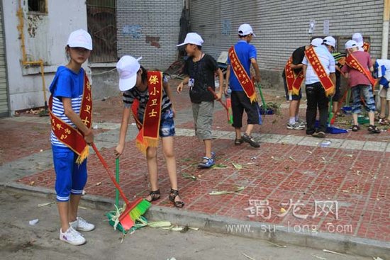 绵阳御营社区数十名小志愿者清理卫生死角(图