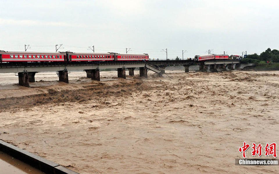 图殇:暴雨凶猛 四川大桥垮塌之痛