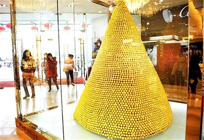 成都某商场为促销巧克力 摆出爱情金字塔