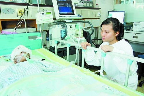<em>4岁女孩</em>因拿弟弟玩具被继母打成重度脑损伤_