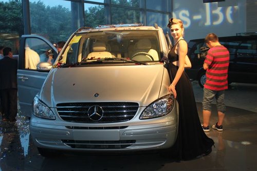 奔驰两款mpv唯雅诺与威霆 在成都利星上市_购