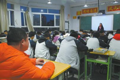 达州一中学教室设家长专座 家长轮流来听课