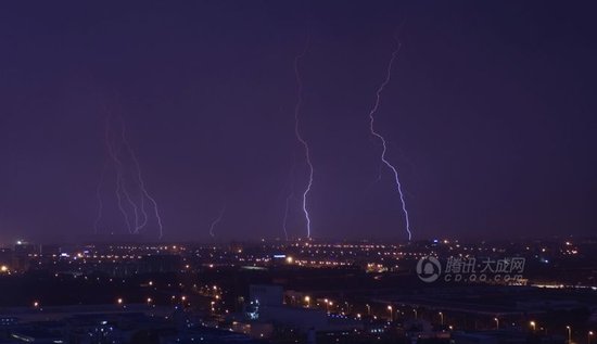 成都西边大雨如注 其他地方光打雷不下雨