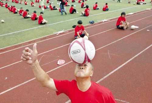 10秒钟 吉林1062人颠球大战破吉尼斯世界纪录