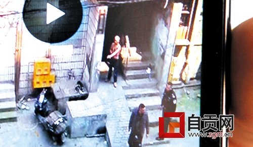 因琐事殴打母亲 自贡男子持枪与警察对峙近4小