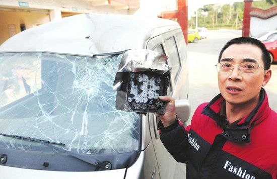 成都三环一电子眼设备脱落 砸坏路过轿车(图)