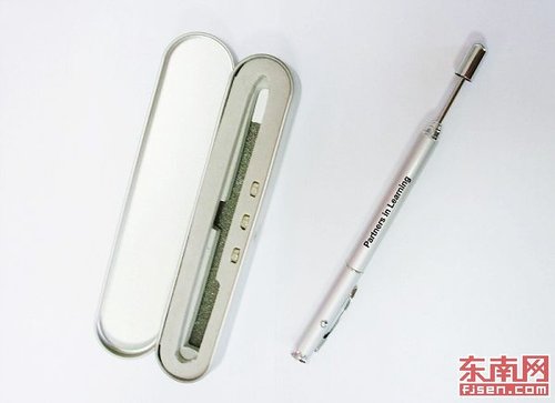 教师节将至 电子教鞭等创意礼品深受学生青睐