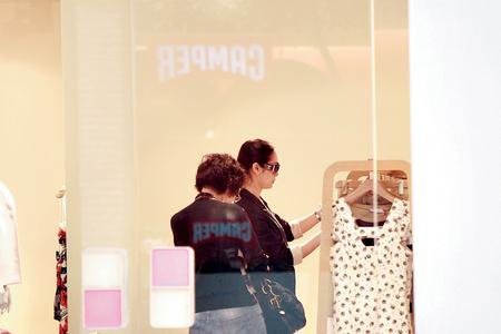 郭可盈担心挥霍坐吃山空 携母逛街只试不买【图】