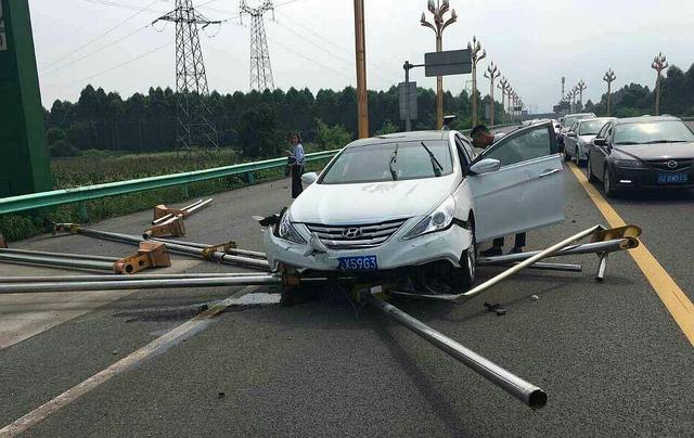 乐山男女边开车边吵架 撞坏高速护栏赔偿上万