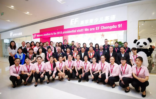 英孚教育青少儿英语全球总裁Jonathan莅临成都