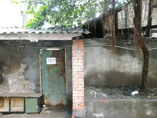 两吸毒人员破旧瓦房内遇害 邻居称其名声不好