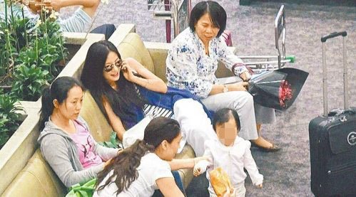 赵薇携老公爱女台北游 大开吃戒高呼泪崩(图