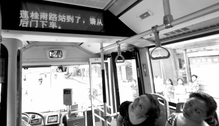 公交车开始上路.昨日,华西都市报记者从成都公交集团了解到,高清图片