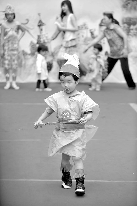 废纸做一套儿童衣服图_简略用废纸做衣服的图片