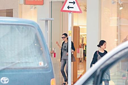 郭可盈担心挥霍坐吃山空 携母逛街只试不买【图】