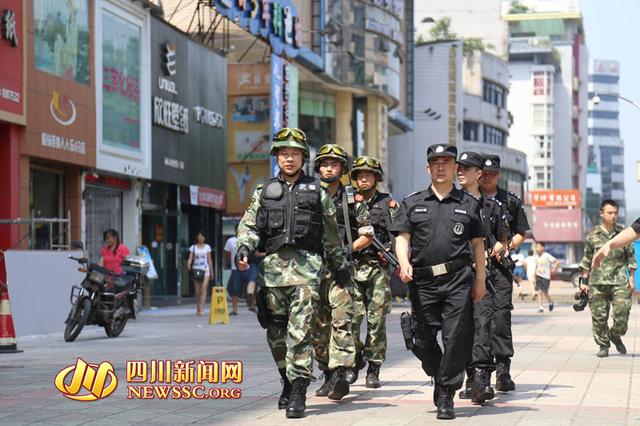 自贡公安局长配枪上街巡逻 打击暴恐保持威慑