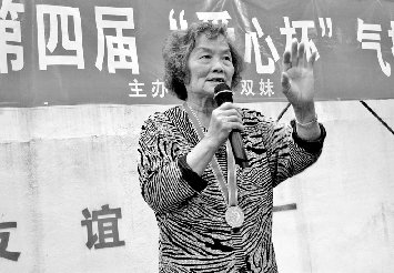 福州七旬老太掏钱自办气排球赛_新闻滚动