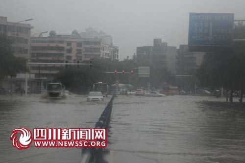 绵阳遭暴雨袭击+城区车辆水中游泳(组图)