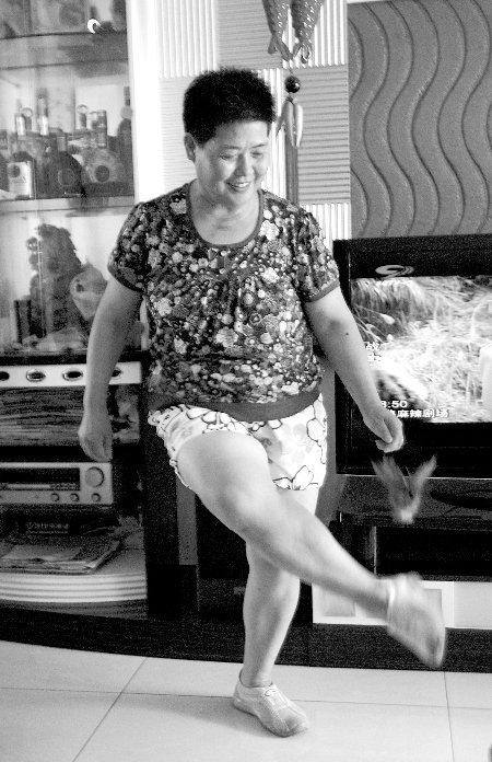 成都56岁阿姨用乐观开朗和锻炼抗击癌症(图)_