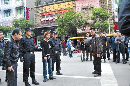 宜宾一摩的司机遭劫杀割喉 凶手为两少年(图)