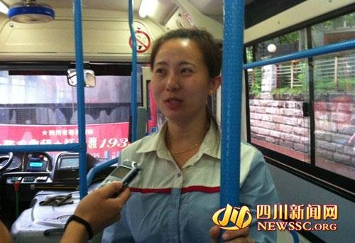 泸州客车侧翻27人被困 80后女司机挺身而出救