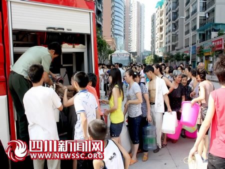 渠县50万人缺水 南充消防紧急驰援_新闻滚动
