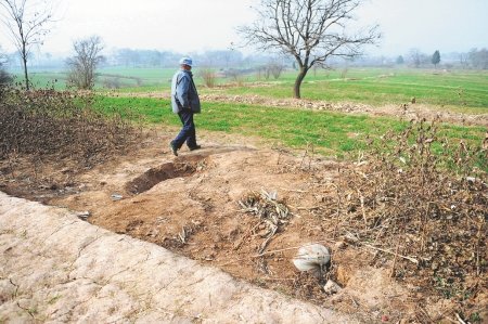 秦始皇 祖坟 被挖 36米盗洞 直通 主墓室(图)_大成