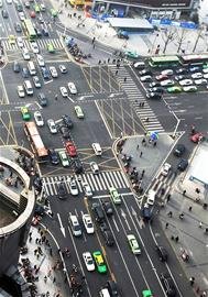 高升桥跨线桥首迎阵痛 桥面车速慢下桥路口堵