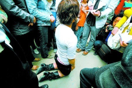 四川美女街头罚跪求男友原谅称甘愿挨打(图)_大