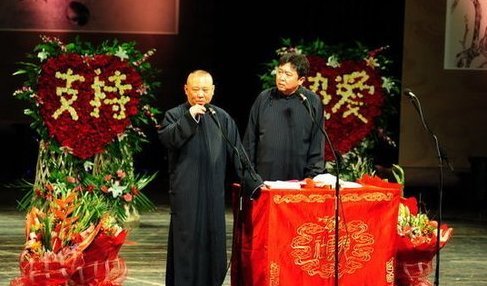 郭德纲复出公演捐20万 语带机锋不提打人