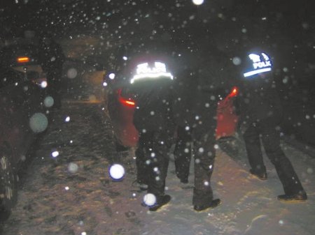 记者亲历折多山风雪夜 警察推车疏通旅客(图)
