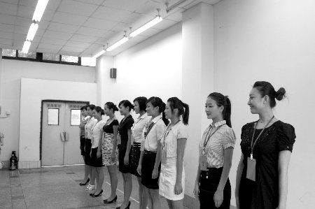 黑鞋配白袜 当空少怕不行哦