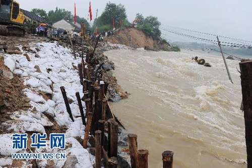 中国长江流域全面备战洪水_新闻滚动