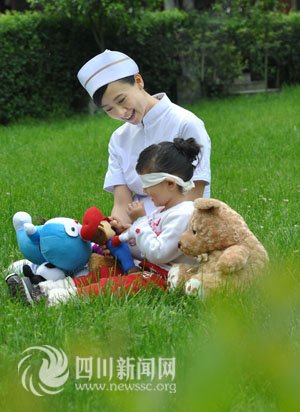 影星翁虹客串护士 展现四川依然美丽_新闻滚