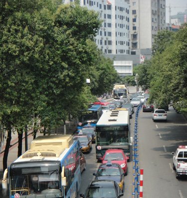 绵阳繁华路段道路拥堵 市民建议从河堤绕行